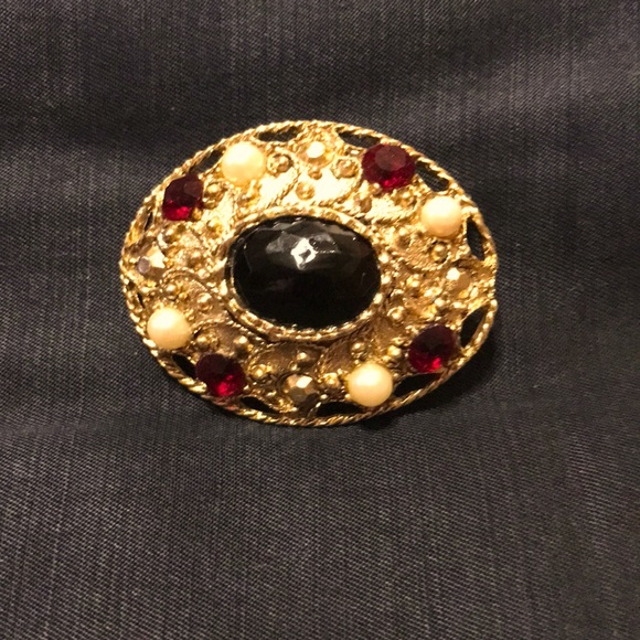 Vintage Ruby Red rhinestone and faux pearls on gold plated metal. - Picture 2 of 5